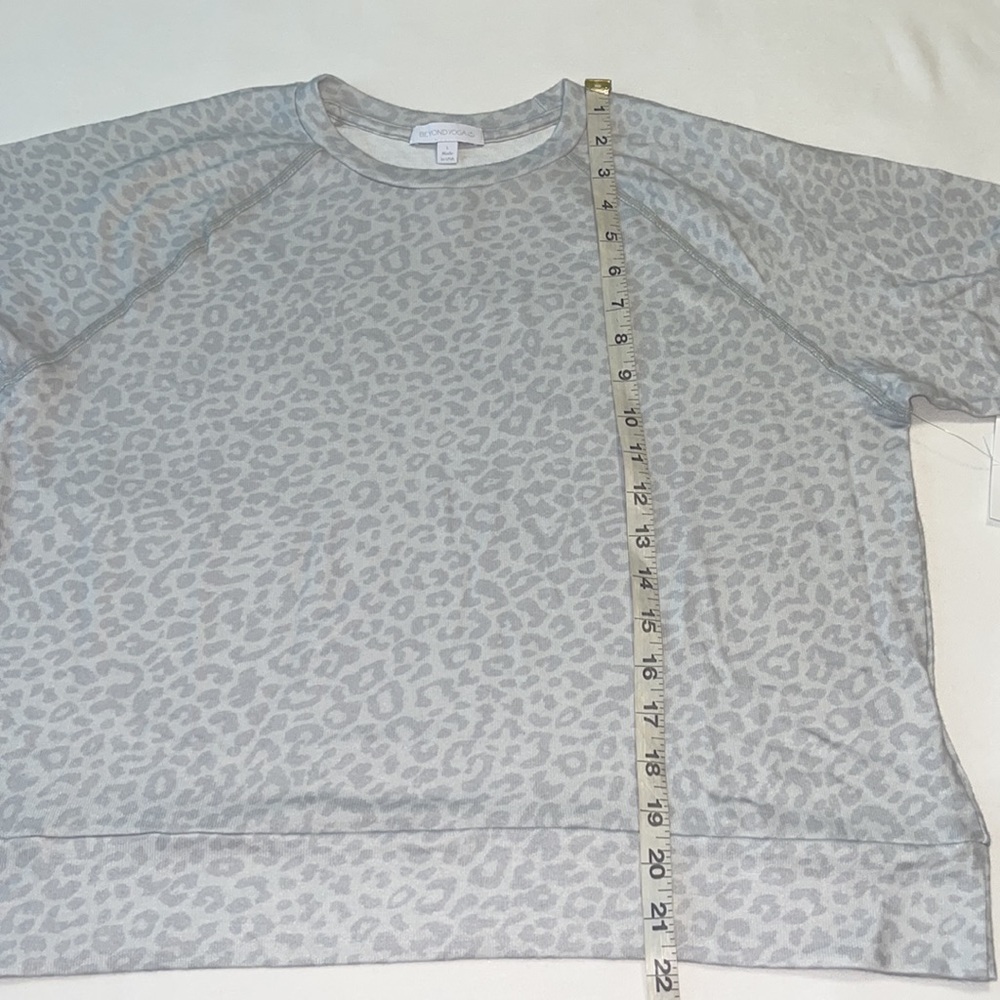 Beyond Yoga Favorite Raglan Crew Pullover Gray Leopard Sz L - Picture 5 of 8